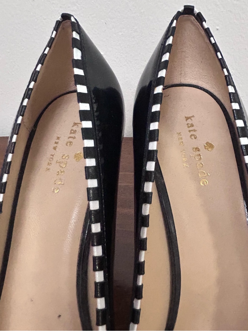 🎲MAKE OFFER🎲 kate spade Black Patent Pointed Toe Pumps White Trim Heels 8 - Picture 4 of 9